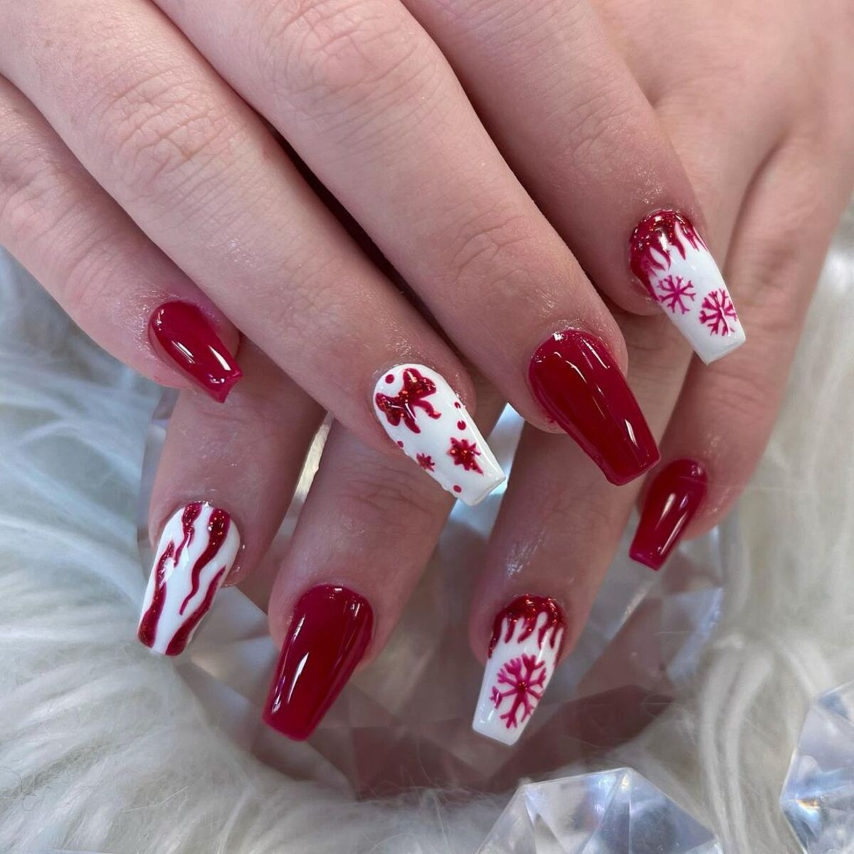 18. Classic Red and White Christmas Nail Art