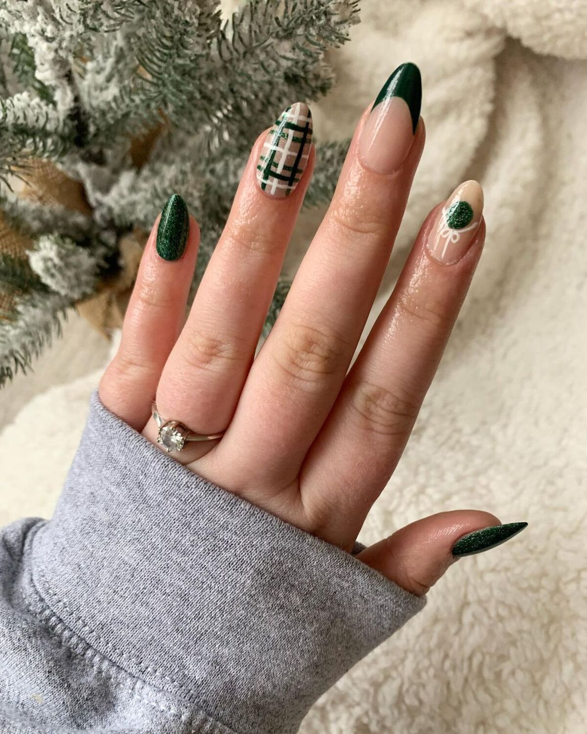 29. Delicate Holiday Details on Forest Green