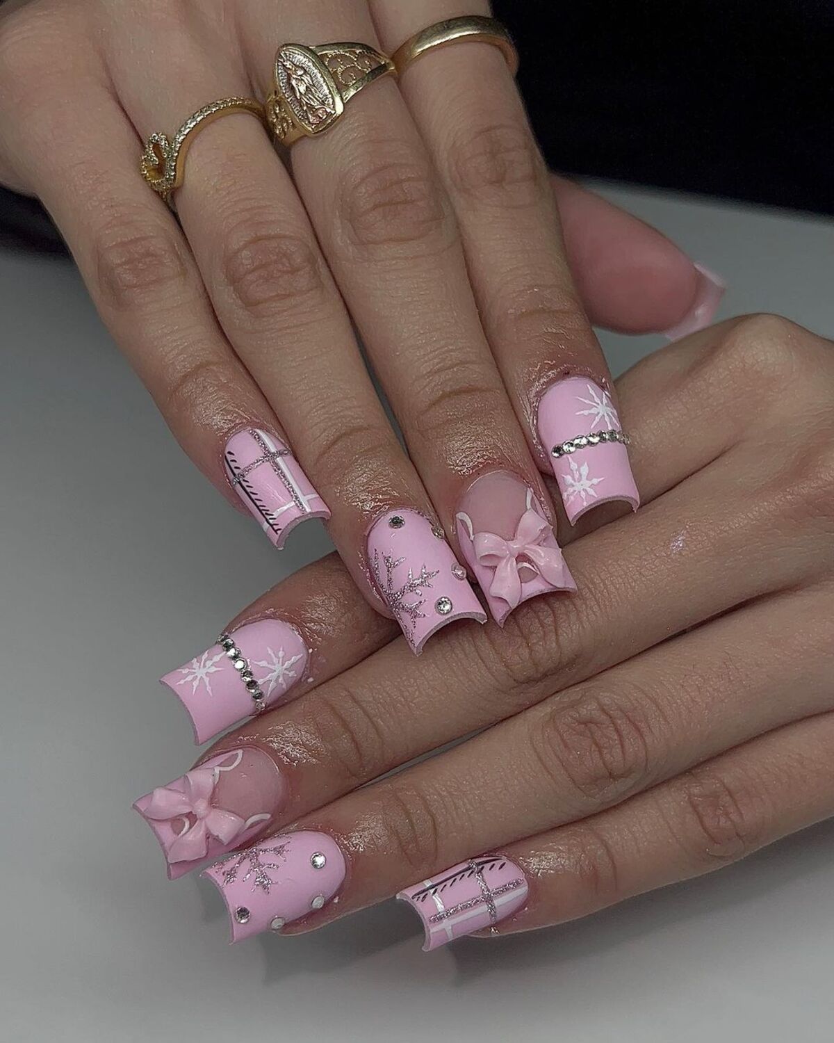 16. Delicate Pink and Bow Christmas Nails