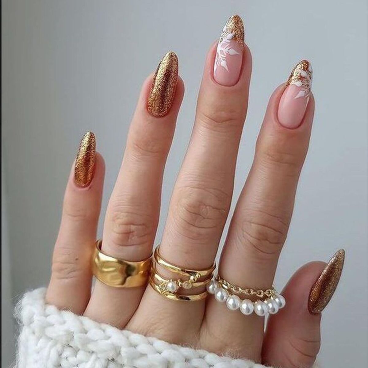 24. Gold Glitter with Elegant Snowflake Tips