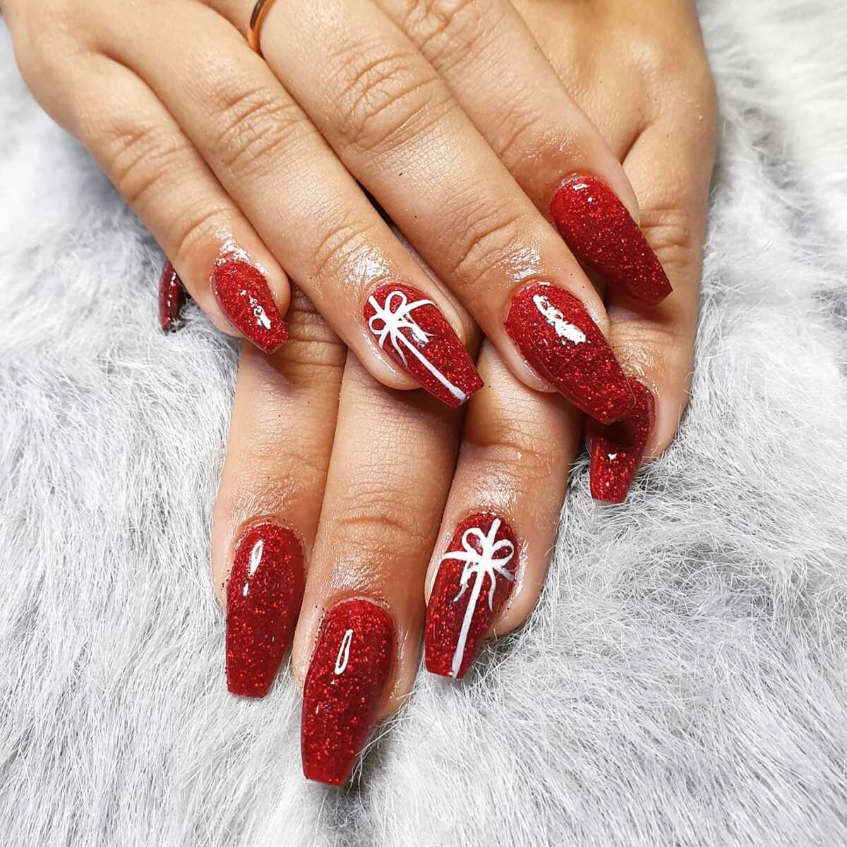 20. Sparkling Red Christmas Gift Nails