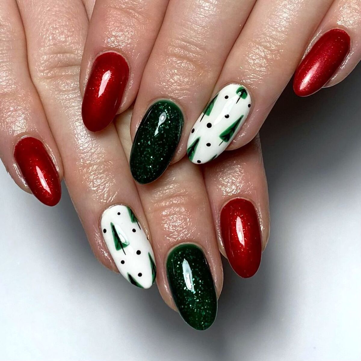 16. Classic Christmas Colors with Green Glitter and Trees