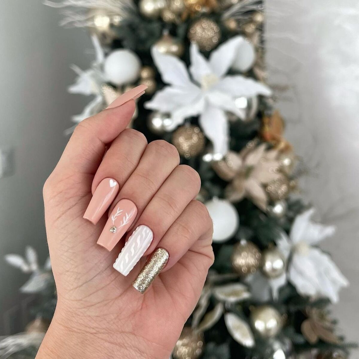 25. Elegant Nude and Gold Holiday Nails