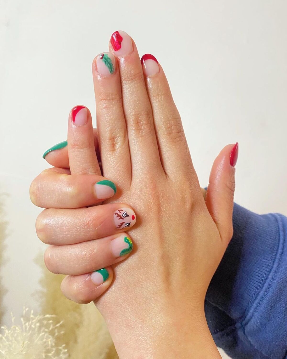 7. Minimalist Holiday Green and Red Tips with Reindeer