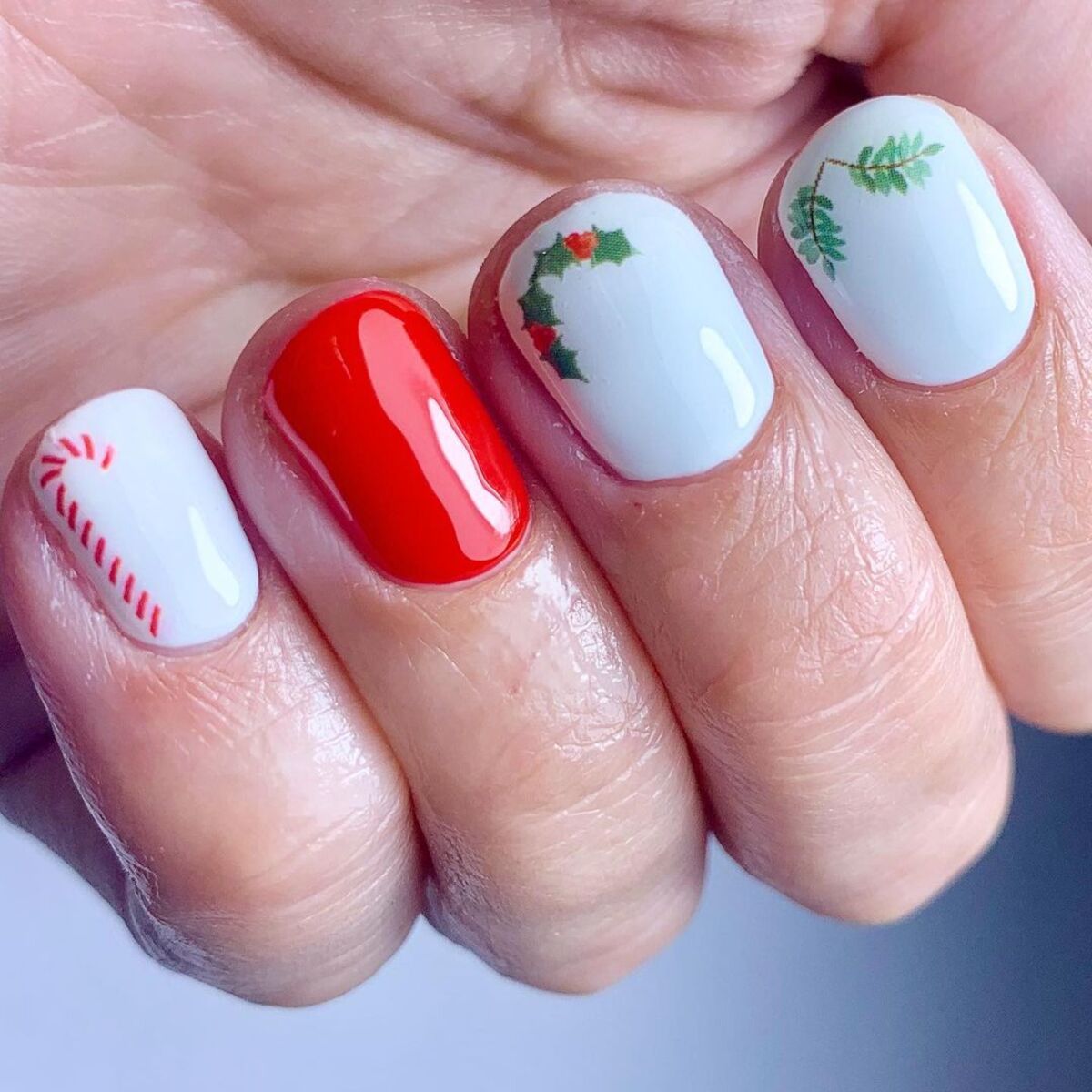 28. Minimalist Christmas Nail Art in Red and Green