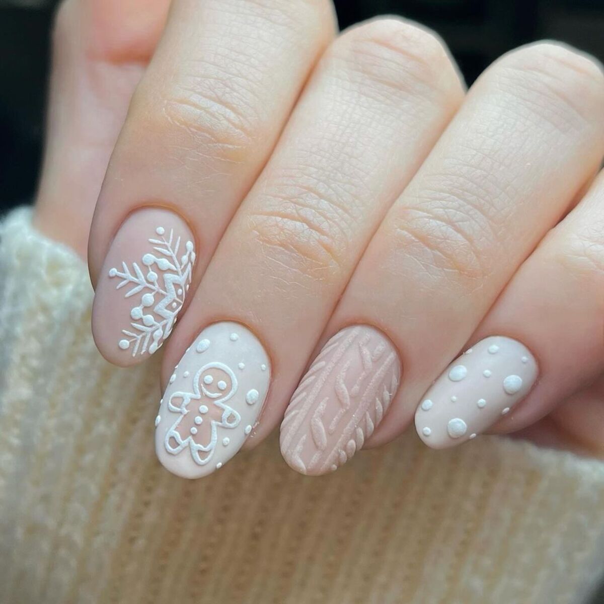 18. Cozy Winter Knits and Gingerbread Accent Nails