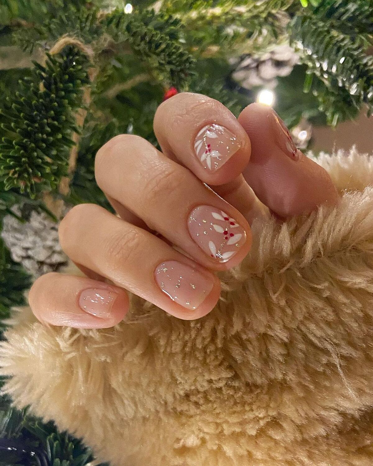 25. Subtle Festive Leaves with Sparkling Glitter