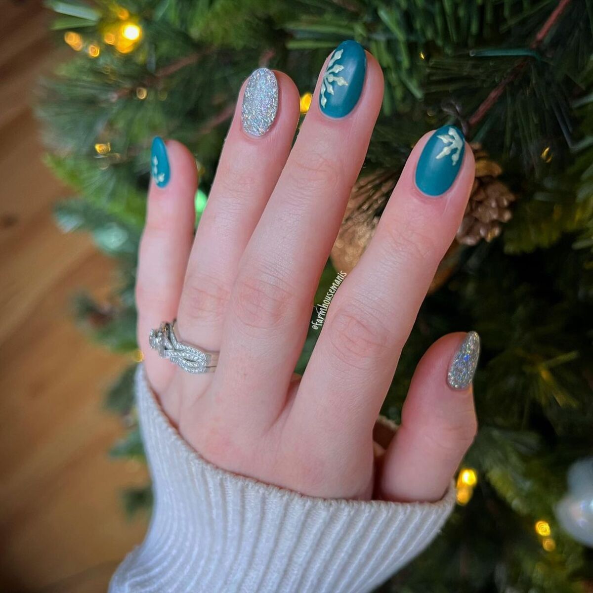 7. Glittering Teal and Silver Accents