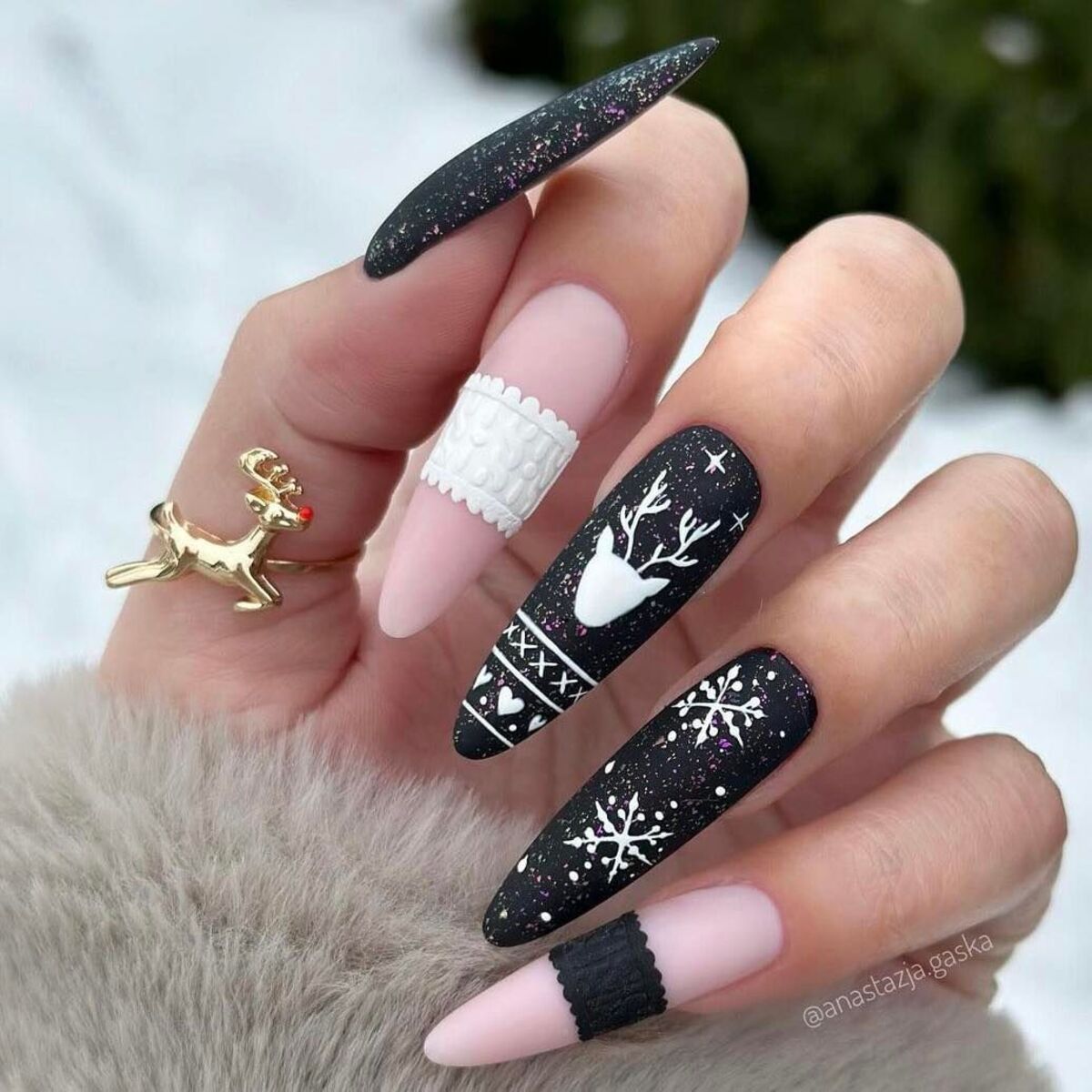 5. Festive Nordic Sweater-Inspired Nails