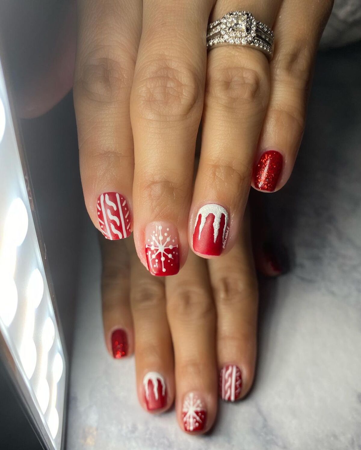 10. Frosty Red and White Sweater Nails