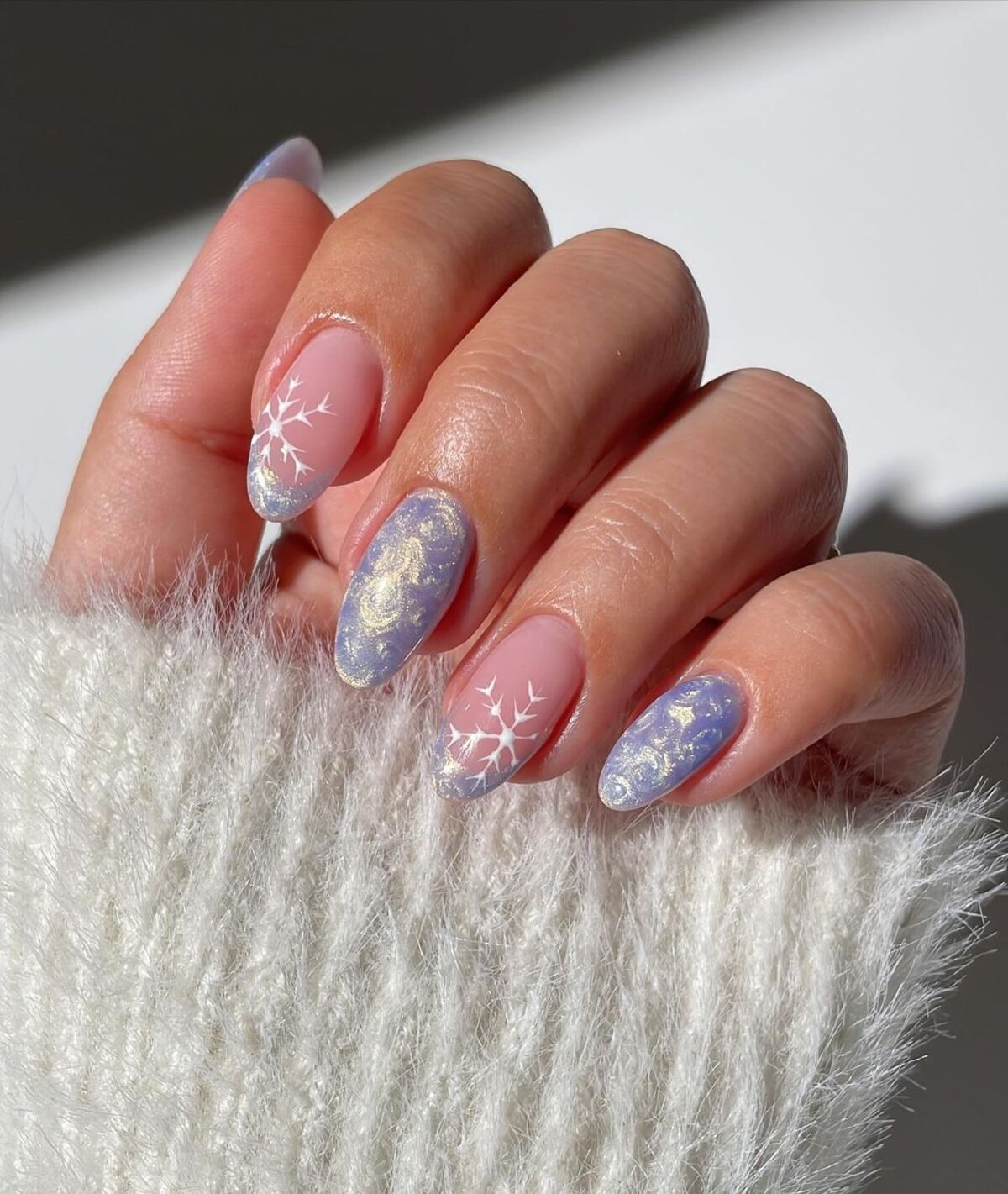 15. Frosted Lilac and Gold Swirl Nails