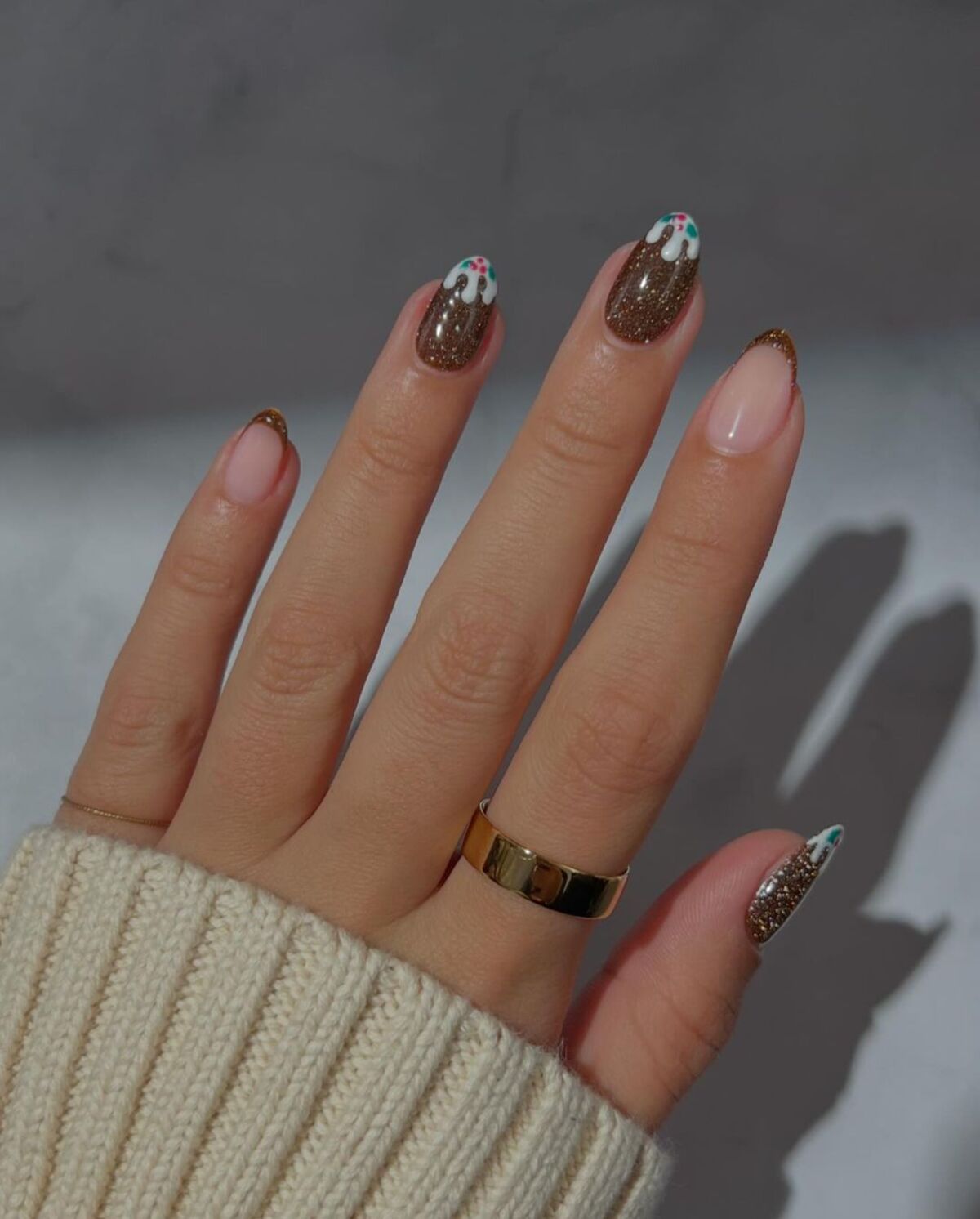 14. Holiday-Inspired Brown Glitter Nails