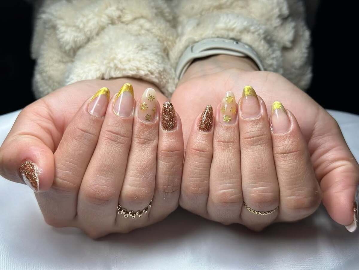 7. Minimalist Gold Flakes and Transparent Shine