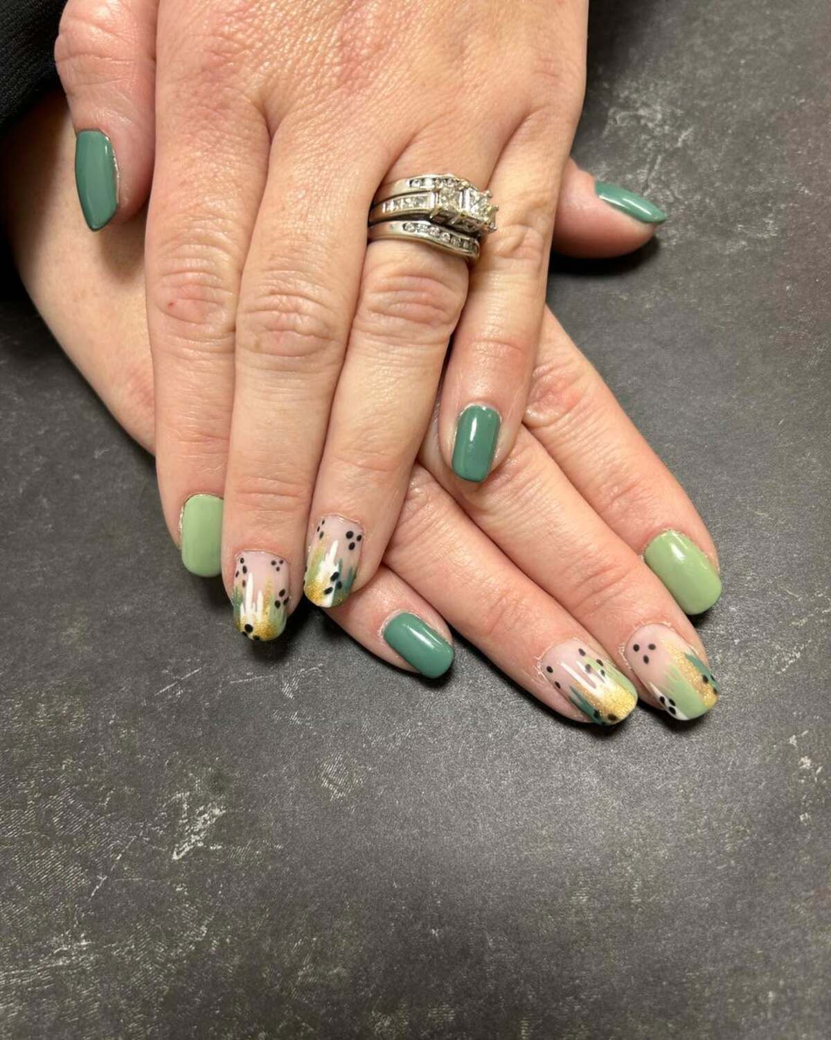 2. Minimalist Green and Gold Nail Art