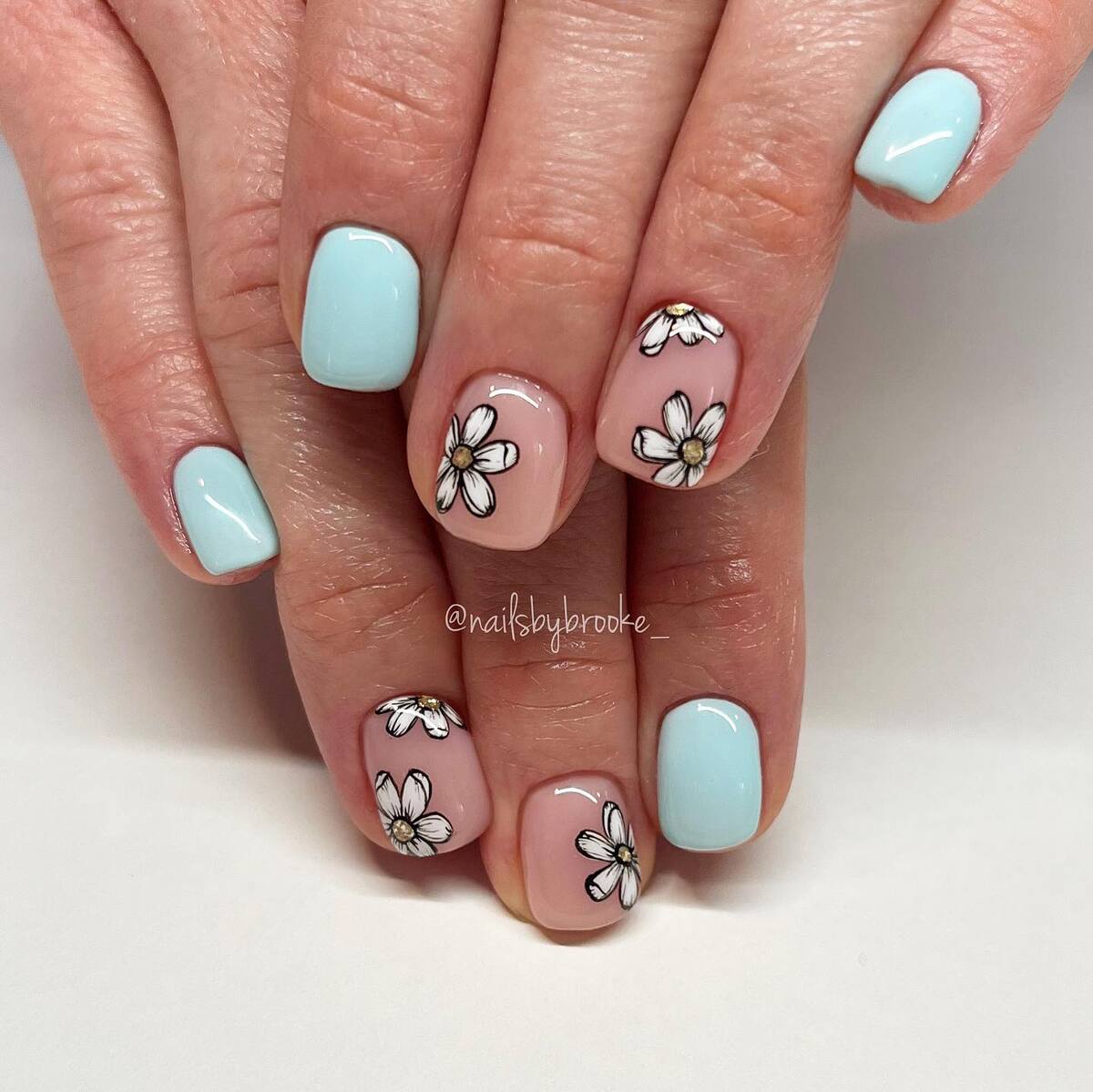 21. Fresh Daisy Blooms on Nude and Blue